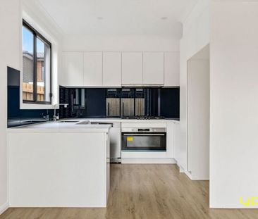 Brand New Spacious Family Home in Notting Hill! - Photo 6