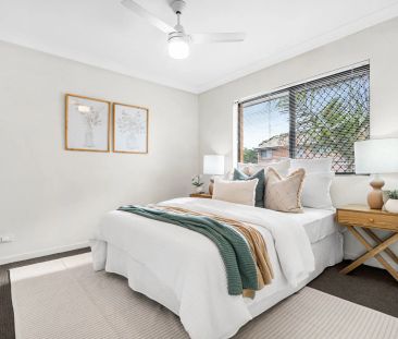 Spacious 2 bedroom, 2 bathroom unit in a small complex - Photo 2