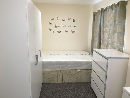 1 bedroom in a house share to rent - Photo 5