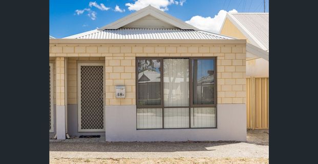 PERFECT PAD FOR SINGLES/COUPLES! - Photo 1