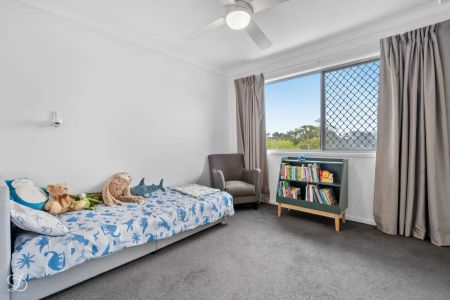 “Water Included - Three-Level Townhouse in Prime Everton Park Location” - Photo 4