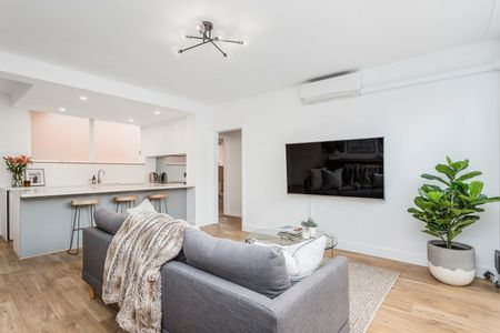 Register To View // Living the sophisticated, modern dream in the heart of Toorak - Photo 4