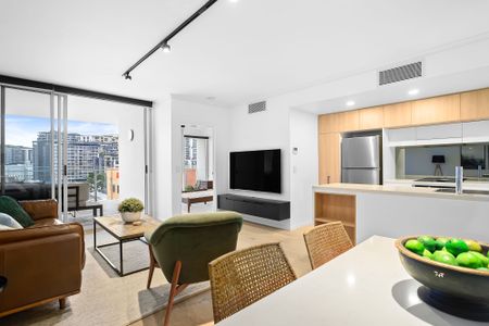 Beautifully renovated apartment in the heart of Teneriffe - Photo 3