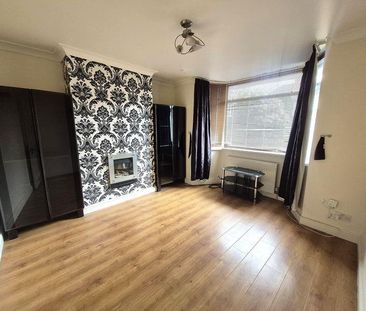 4 bedroom semi-detached house to rent - Photo 2