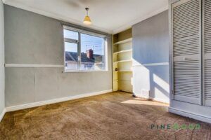 2 BEDROOM House - Terraced - Photo 2