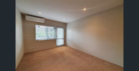 Spacious Two Bedroom Apartment - Photo 2
