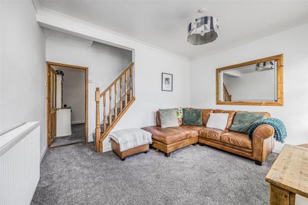 2 bedroom end of terrace house to rent - Photo 2