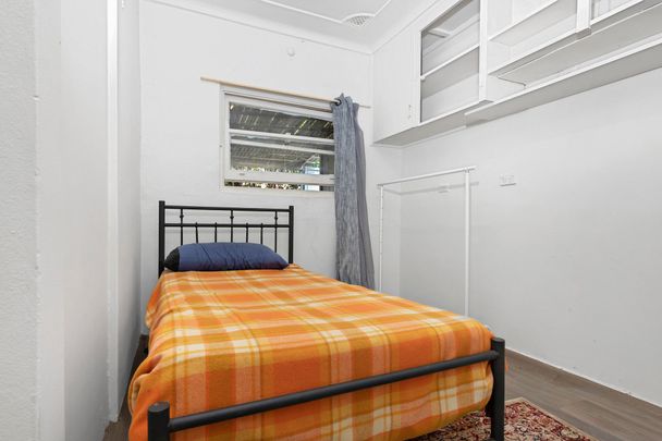 Cozy room in a convenient Croydon location - Photo 1