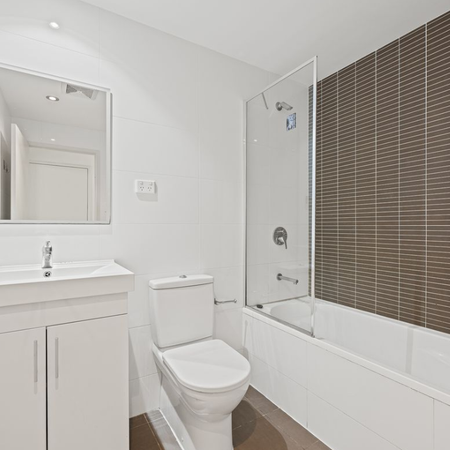 Furnished 2-Bedroom Split Level Apartment in Mascot - Photo 4