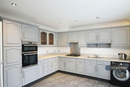 3 bedroom semi-detached house to rent - Photo 4