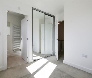 2 bedroom end of terrace house to rent - Photo 2