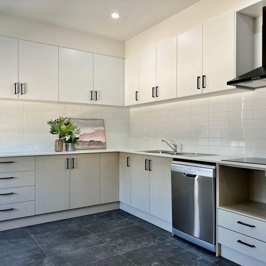 FULLY Furnished Studio Room in perfect location! - Photo 1