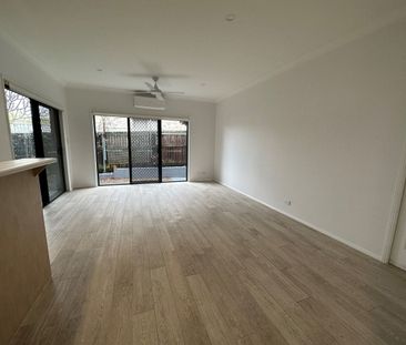 Central Location - 4 bedroom 2.5 bathroom townhouse - Photo 2