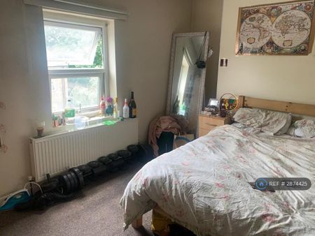 4 bedroom semi-detached house to rent - Photo 3