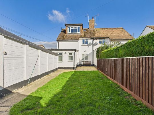 3 bedroom semi-detached house to rent - Photo 1