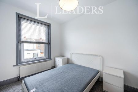 4 bedroom terraced house to rent - Photo 3