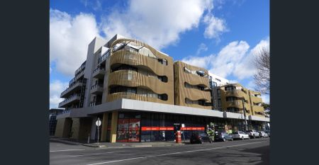 Modern 2 Bedroom 2 Bathroom Apt. Incl Ensuite + Generous Balcony Bathed in Warm Morning Sun Perfect Location Short Walking Distance to All Facilities - Photo 2