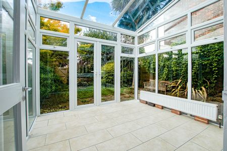 Situated in the highly sought-after coastal village of Bosham, West Sussex, this charming three-bedroom semi-detached house offers a welcoming blend of comfort and practicality - Photo 3