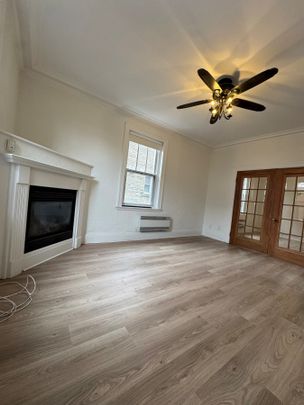 Grand logement de 2 chambres, offert en location semi-meublée ! - Photo 1
