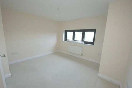 Corner Farm Place Pennine Way, HP2 5PN, Hemel Hempstead - Photo 3