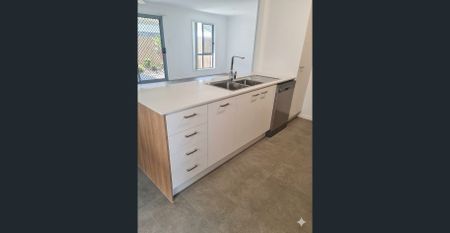 4 BEDROOM- 2 BATHROOM TOWNHOUSE -FULLY DUCTED AIR-CON - Photo 4