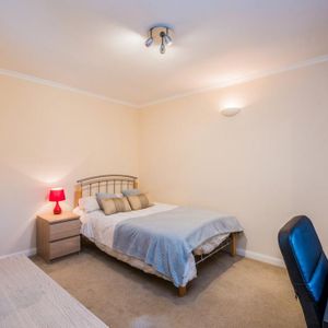 1 bedroom in a house share to rent - Photo 2