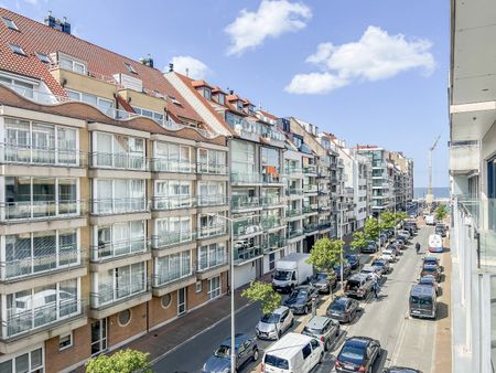 Zeer recent gemeubeld en zonnig app. met ZEEZICHT vlakbij het Rubensplein. Mgl. tot huren van een parking vlakbij. - Photo 2