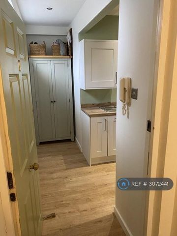 1 bedroom in a flat share to rent - Photo 4