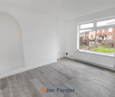 3 Bedroom House - Terraced - Photo 2