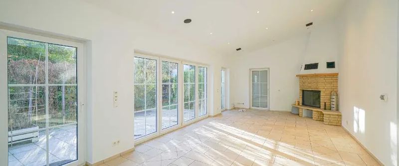 Freistehendes Einfamilienhaus mit Garten und Sonnenbalkon - Photo 1