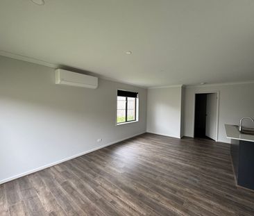 STYLISH TOWNHOUSE IN A QUIET, CENTRAL LOCATION - Photo 1