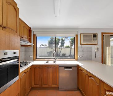 Spacious three bedroom two bathroom home in quiet court location - Photo 6