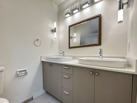 Spacieux condo de deux étages avec trois chambres - Photo 2