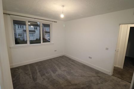 4 bedroom semi-detached house to rent - Photo 2