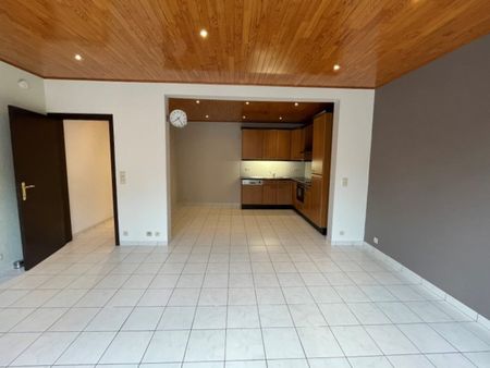 Ruim en goed gelegen appartement met 2 slaapkamers in kleine gebouw - Photo 2