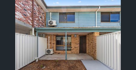 Spacious two level townhouse - Photo 4