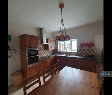 3 bedroom flat to rent - Photo 5