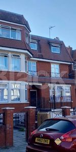 Bright and airy one bedroom property in stunning mansion block - Photo 3