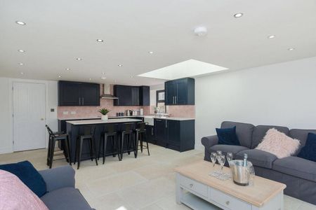 6 bedroom semi-detached house to rent - Photo 2