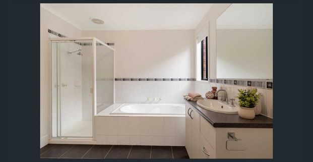 Cosy Family Home in a Prime Craigieburn Location - Photo 1