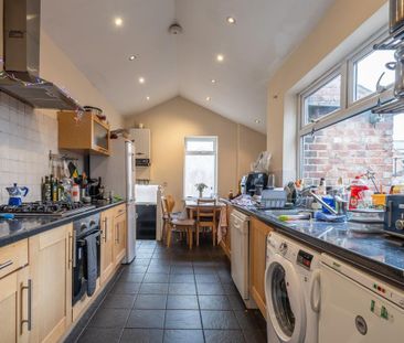 6 bedroom semi-detached house to rent - Photo 2