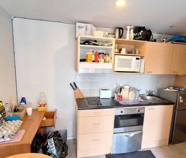 One Room in Four Bedroom Apartment - Photo 4