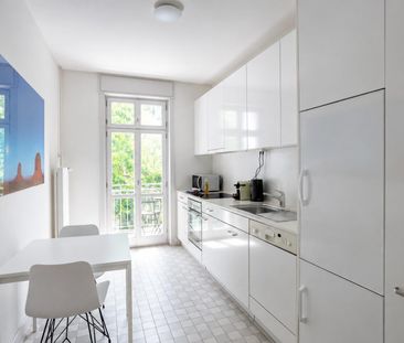 Charmante möblierte 4-Zimmer-Altbauwohnung mit Balkon - Photo 6