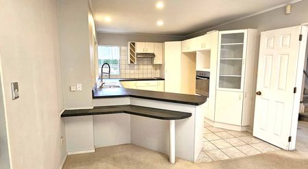 4 Bedrooms. Forrest Hill - Photo 4