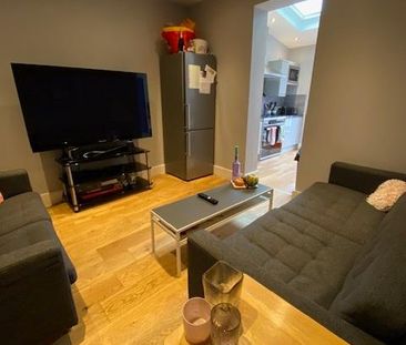 Room in a Shared House, Garratt Lane, SW17 - Photo 1