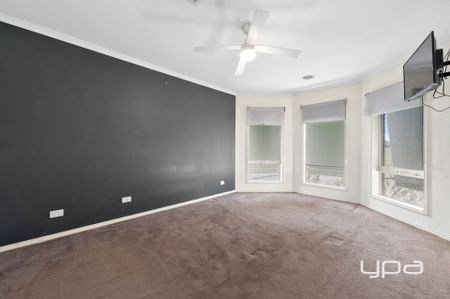 SPACIOUS FAMILY HOME ON A LARGE 690m² BLOCK - Photo 2