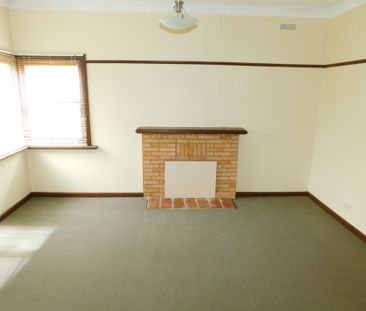 SPACIOUS THREE BEDROOM HOME CLOSE TO SHOPS, SCHOOLS AND TRANSPORT - Photo 4