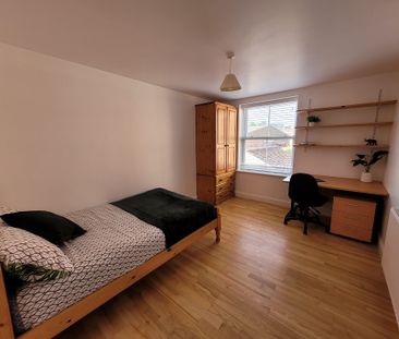 Room 4 Available, 12 Bedroom House, Willowbank Mews – Student Accom... - Photo 1