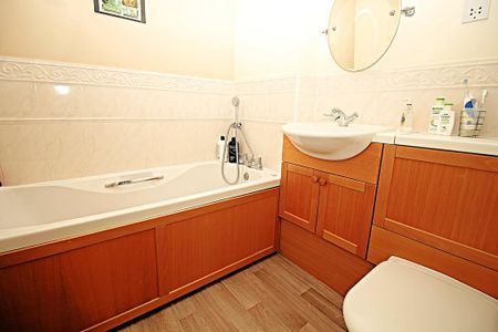 4 bedroom semi-detached house to rent - Photo 5