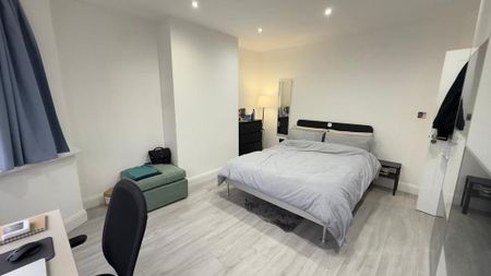 4 bedroom semi-detached house to rent - Photo 4